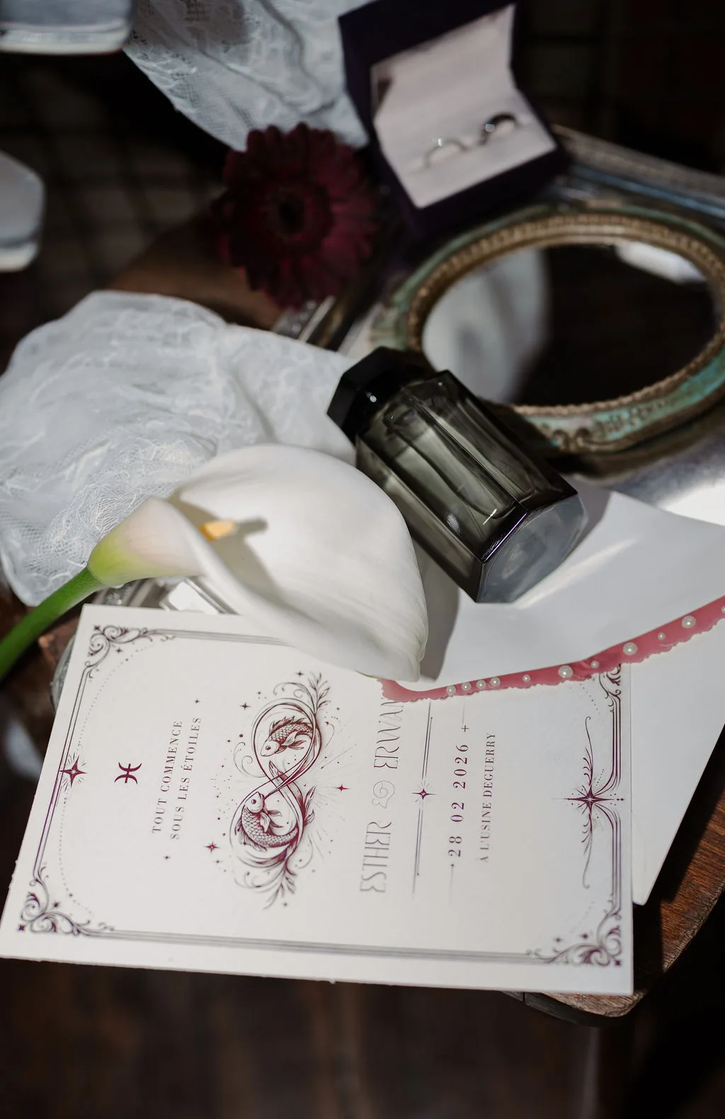 Le faire-part, le parfum et l'écrin posés sur la table