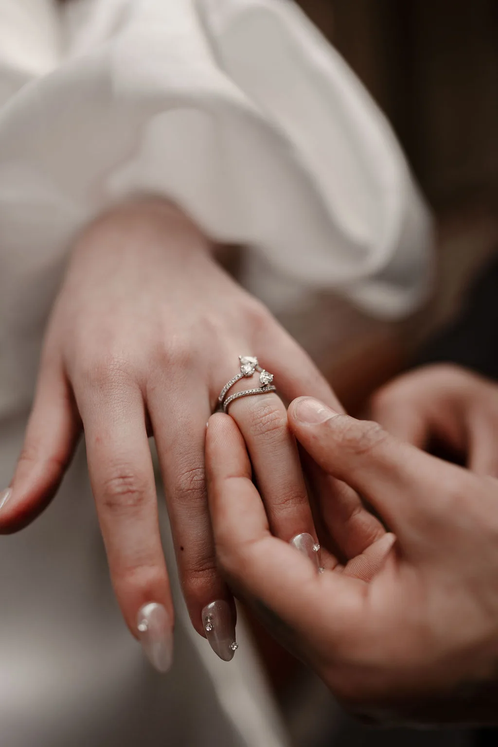 L'alliance glissée au doigt de la mariée