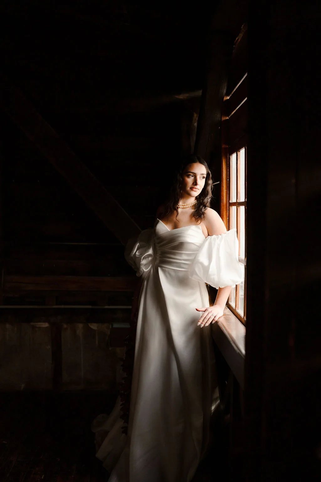 La mariée dans la lumière d'une fenêtre