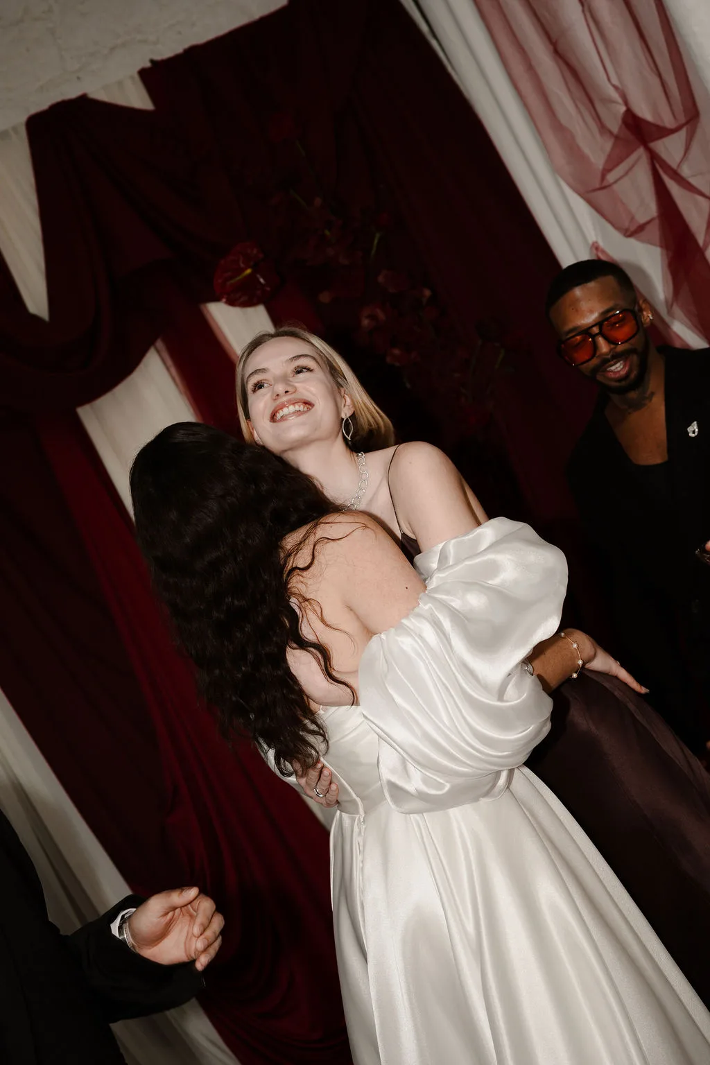 La mariée rit avec une amie pendant le repas