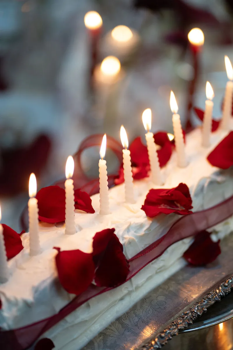 Le gâteau de mariage et ses bougies allumées