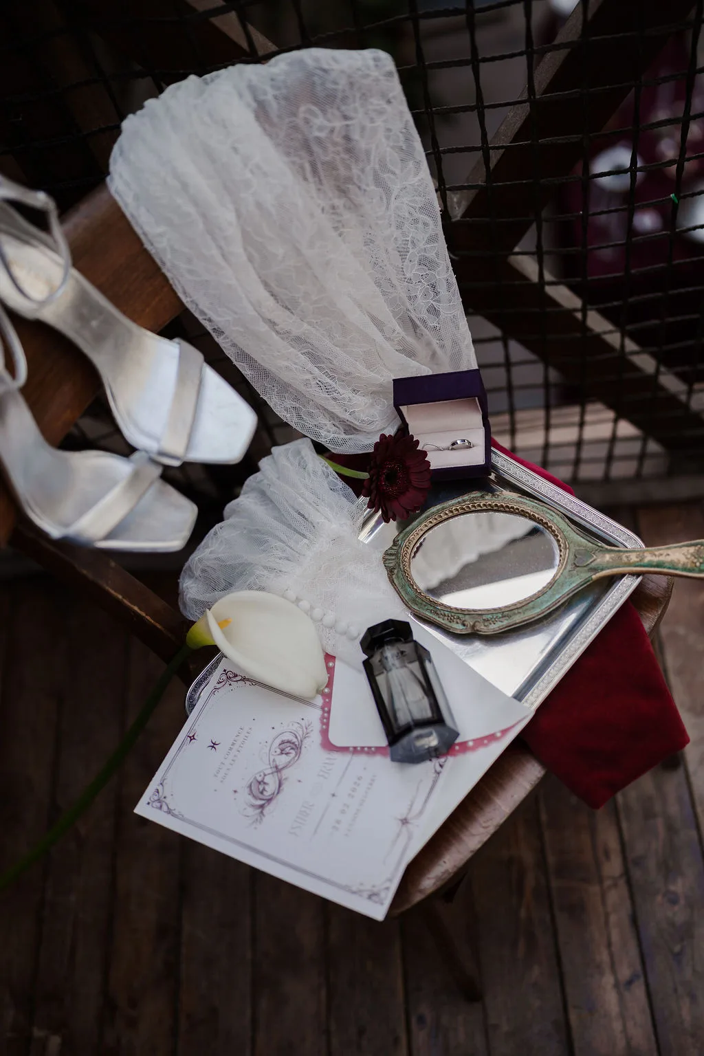 Le faire-part, le parfum et le miroir posés sur la table