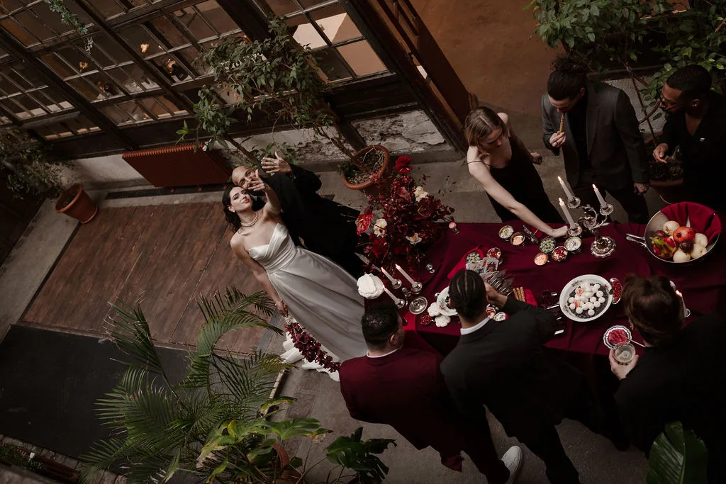 Les mariés et leurs invités autour de la table, vus d'en haut
