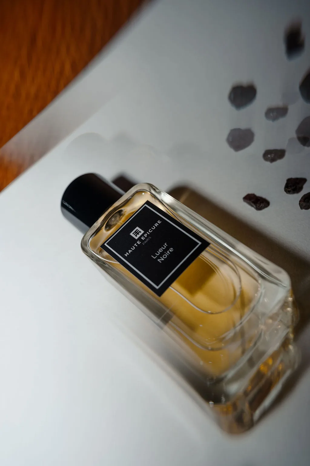 Un flacon de parfum sur une chemise blanche