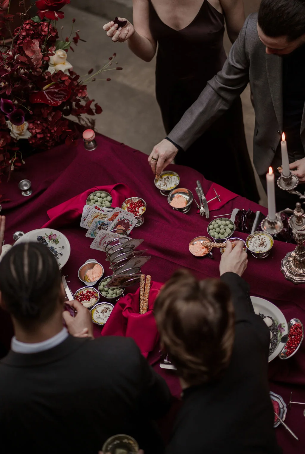 Les invités autour de la table du vin d'honneur